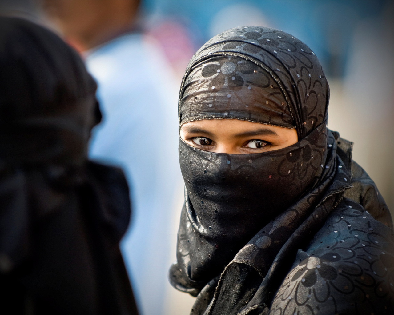 Восточная девушка в платке