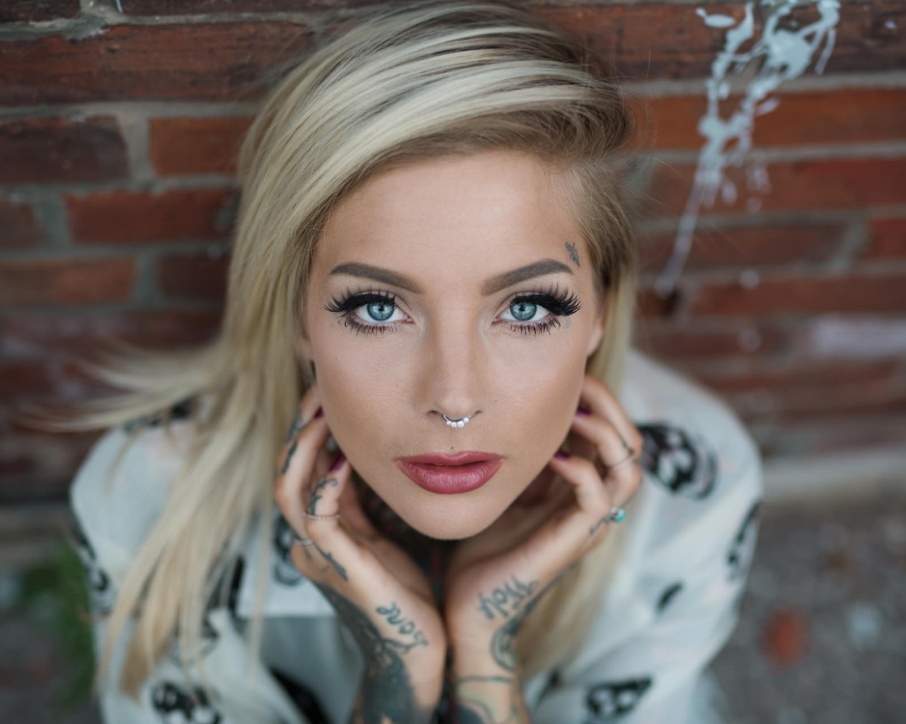 Пирсинг кольцо в носу у блондинки