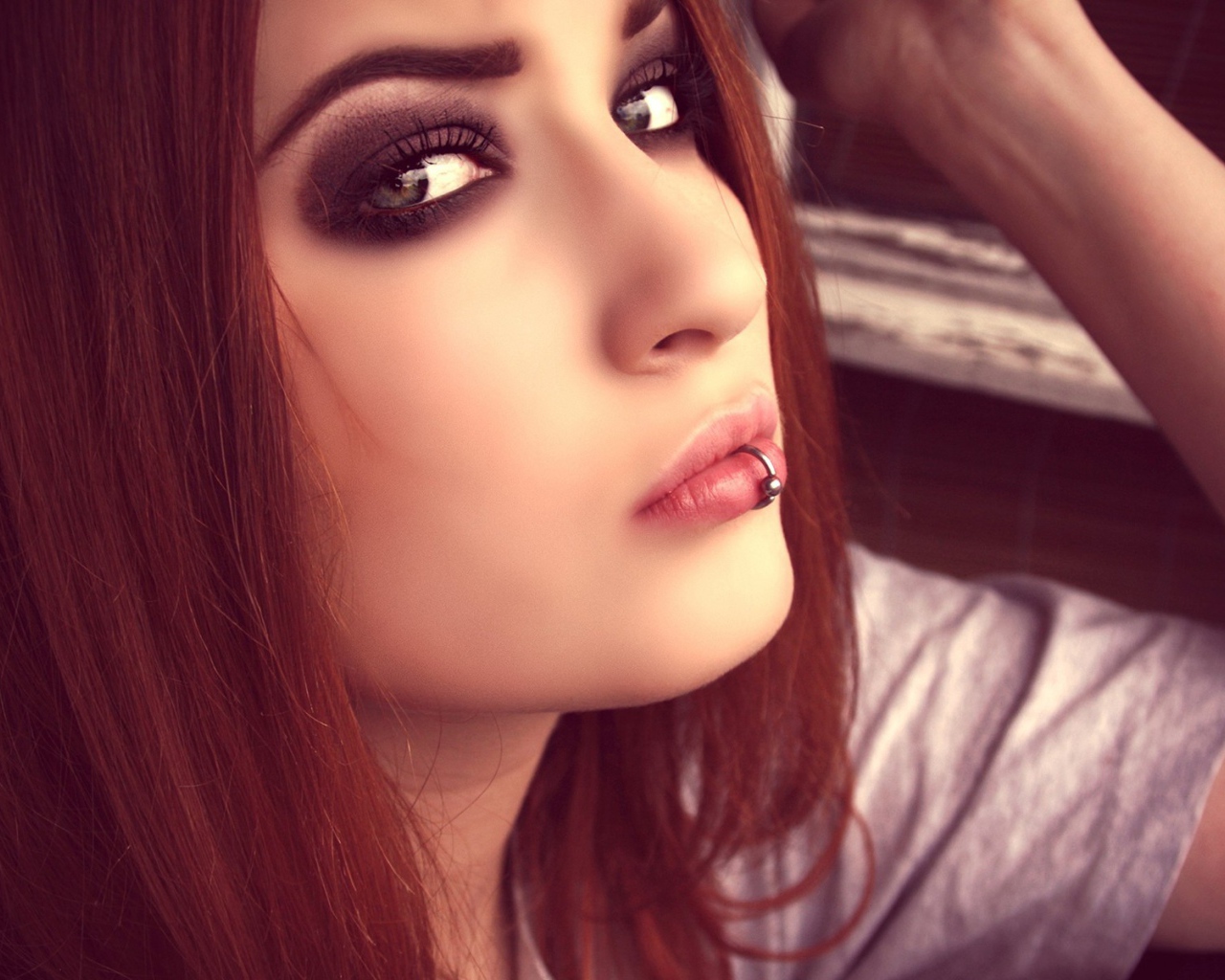 Пирсинг на нижней губе девушки