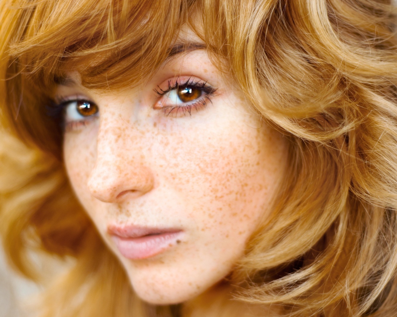 Рыжая актриса Вика Керекеш