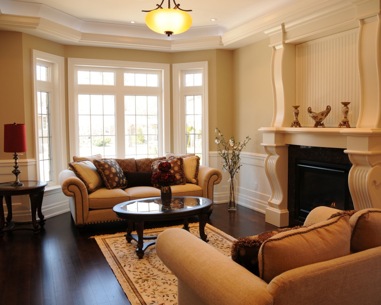 Комната с камином и креслом