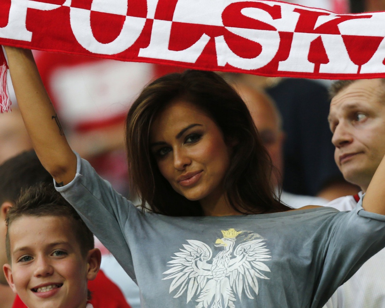 Девушка болеет за польскую команду