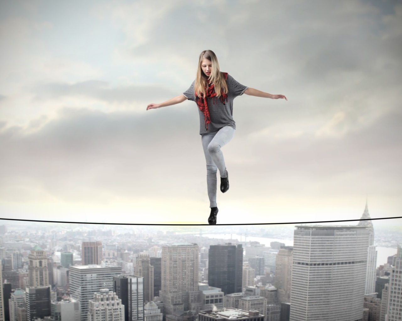 Девушка акробат идет по канату