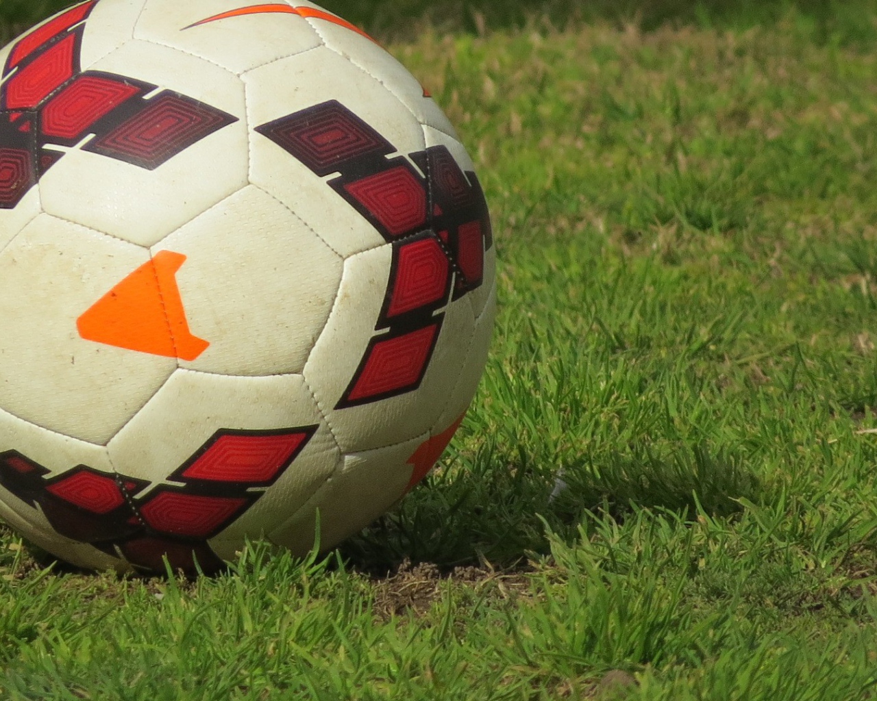 Футбольный мяч на газоне