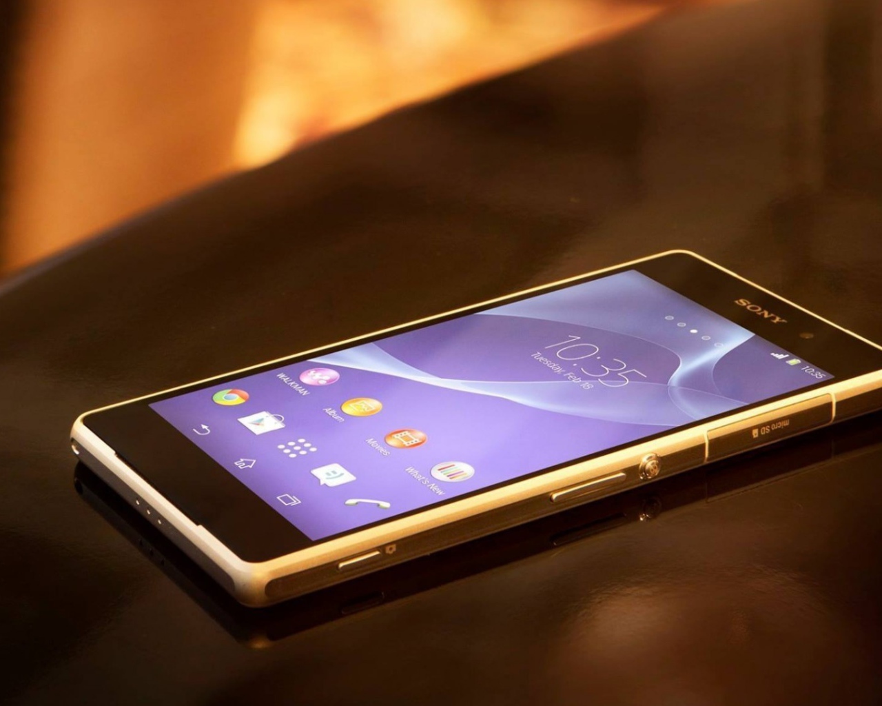 Смартфон под брендом Сони на столе