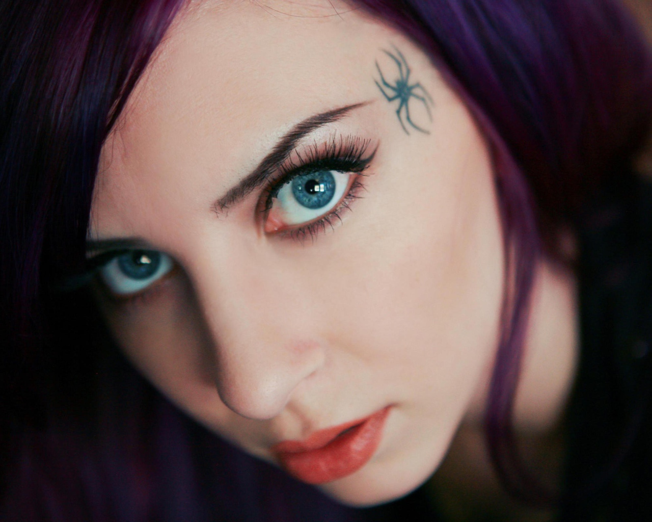 Тату паук на виске у девушки