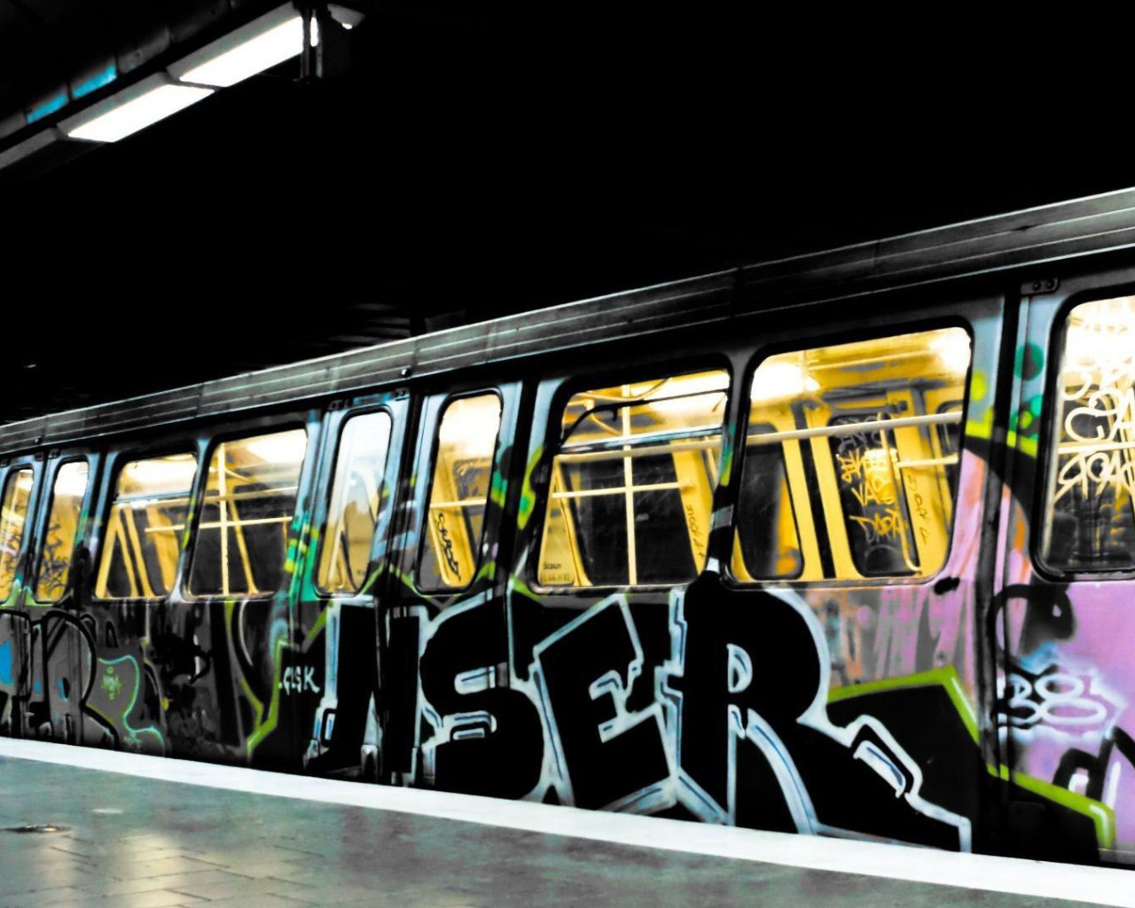 Поезд метро раскрашен граффити