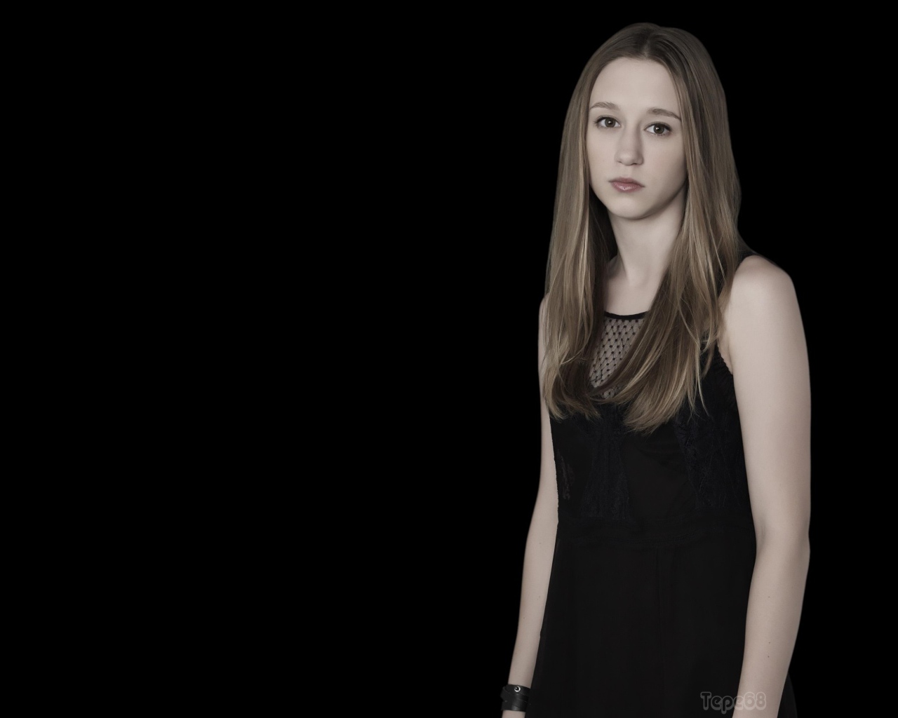 Таисса Фармига на черном фоне