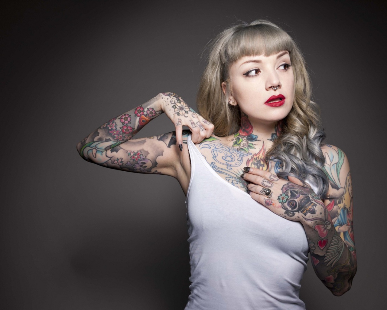 Татуированная девушка в белой майке