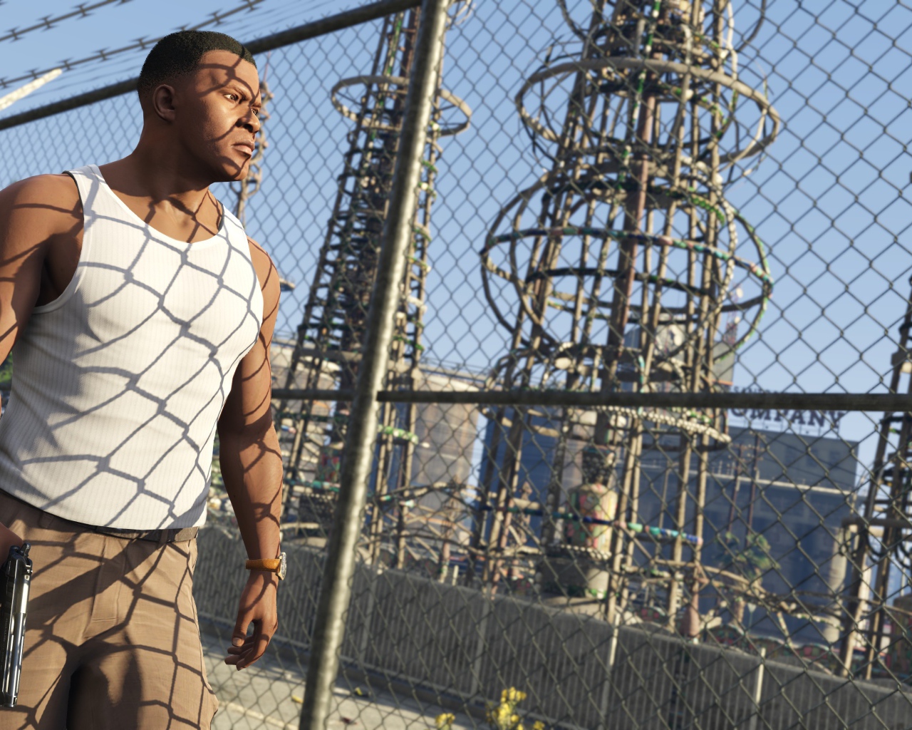 Герой игры Grand Theft Auto V у решетки