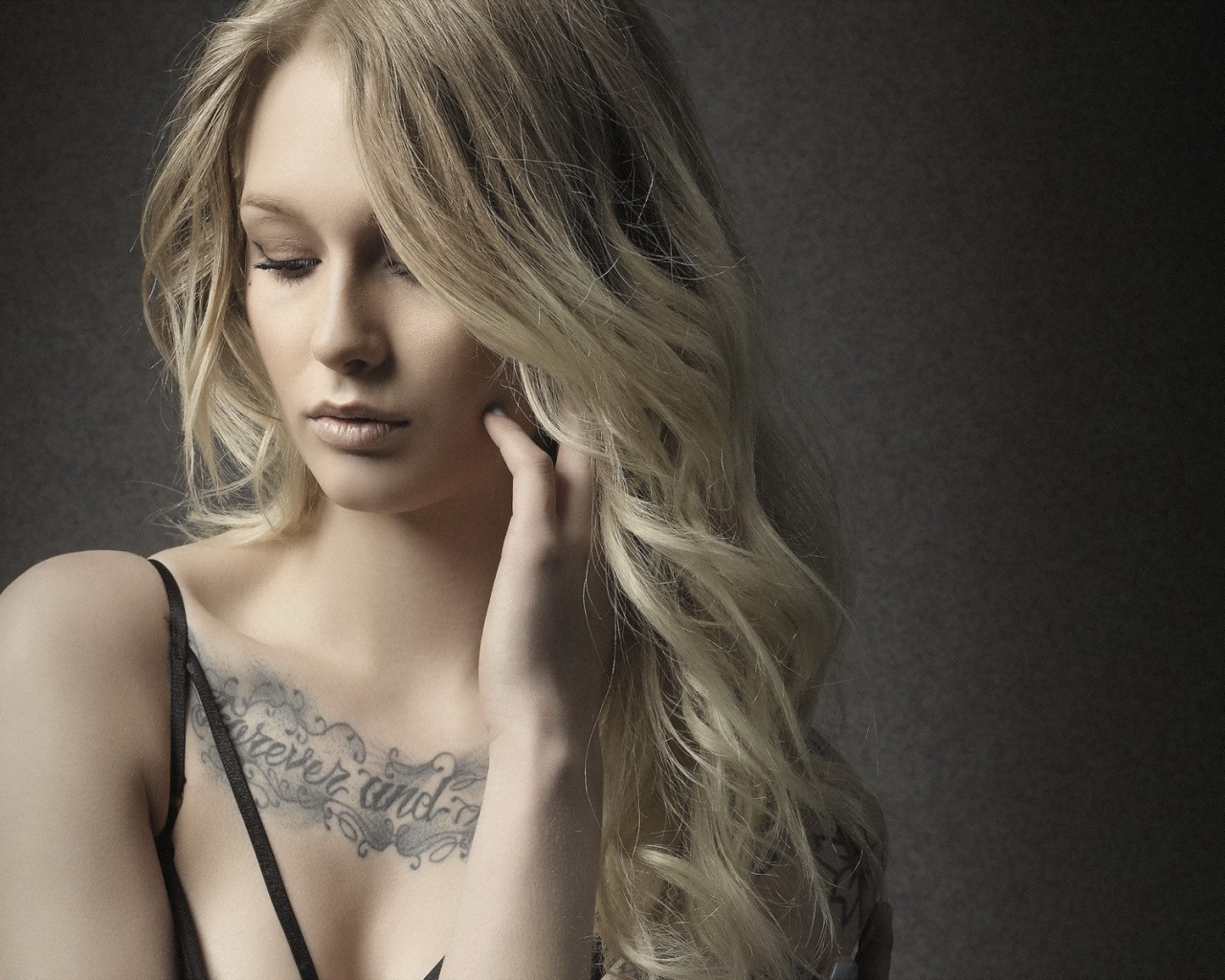 Надпись татуировка на груди девушки