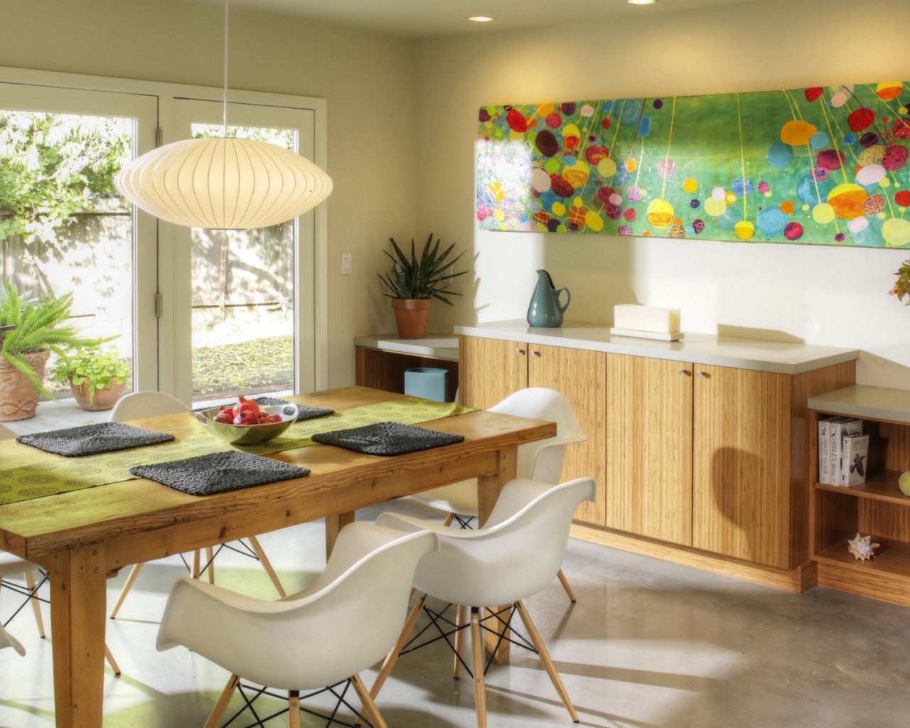 Деревянный обеденный стол в светлой кухне