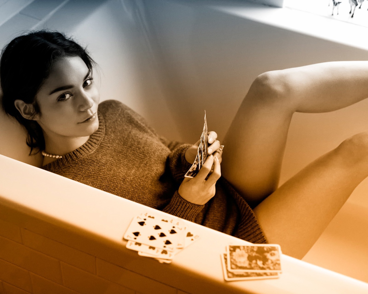 Ванесса Хадженс позирует в ванной