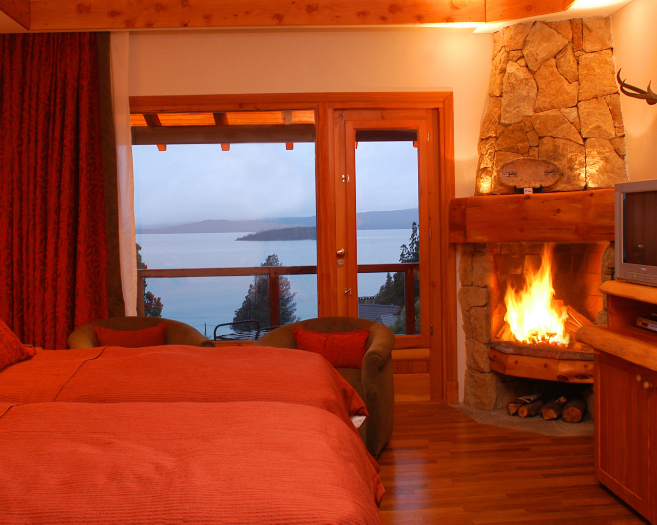 Спальня с горящим  камином