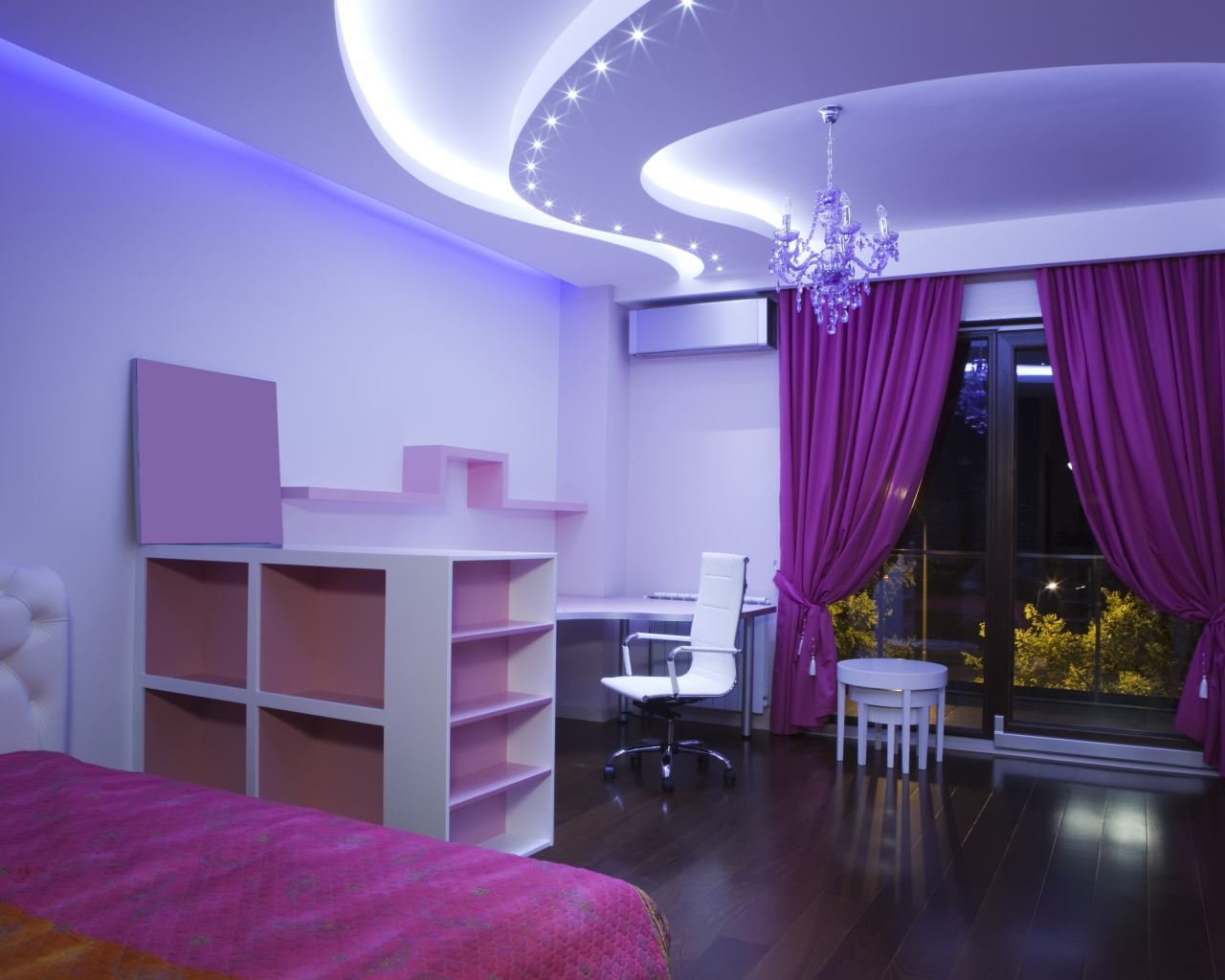 Сиреневая спальня с креслом