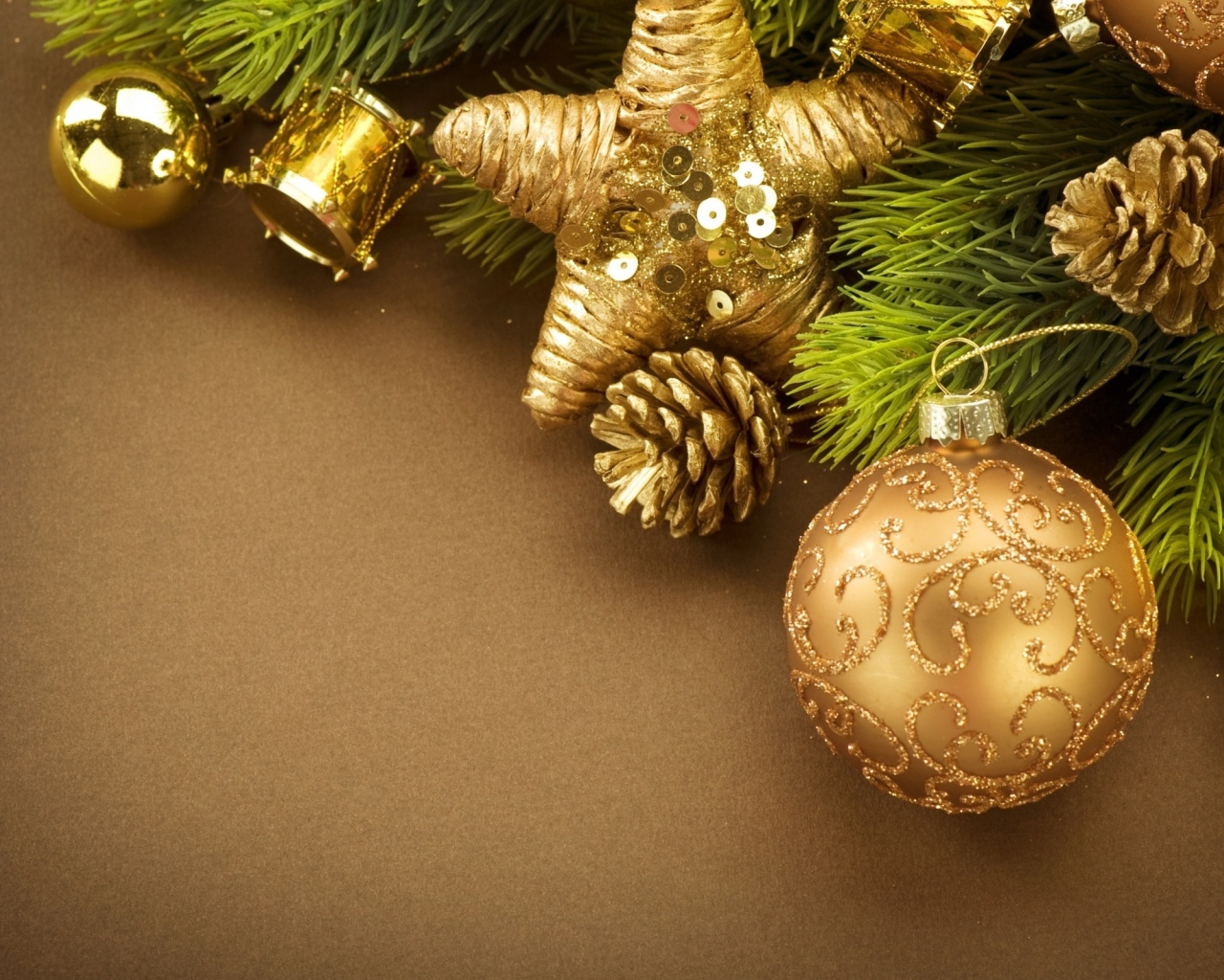 Золотые украшения на Новый год 2017