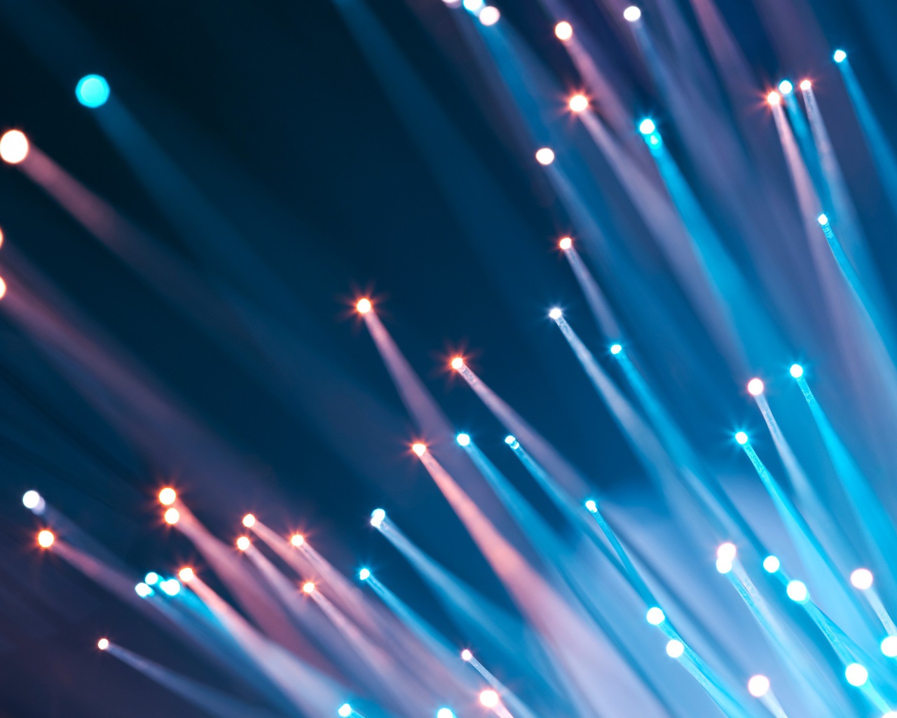 Светящиеся абстрактные разноцветные лучи 