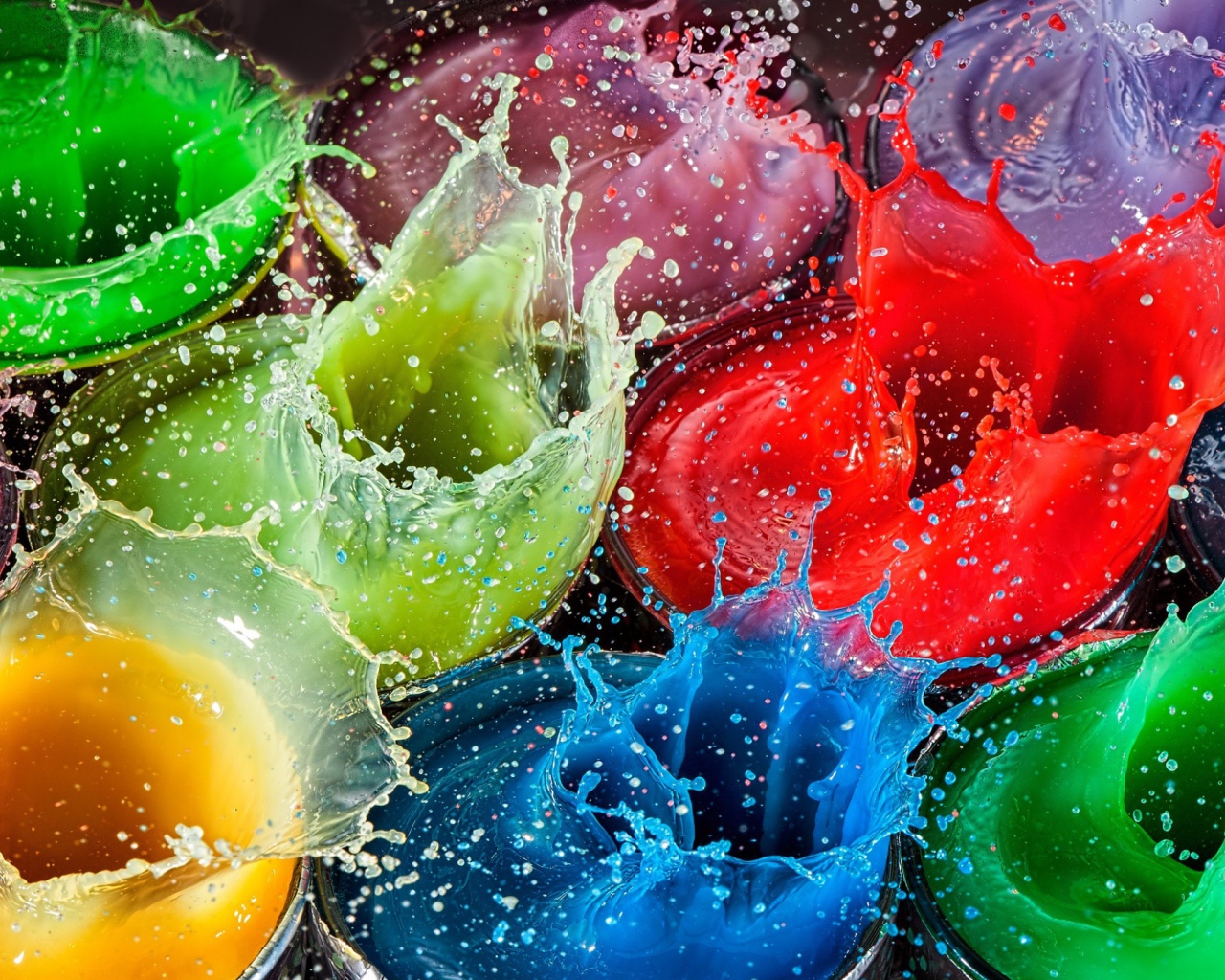 Разноцветные брызги воды в стаканах