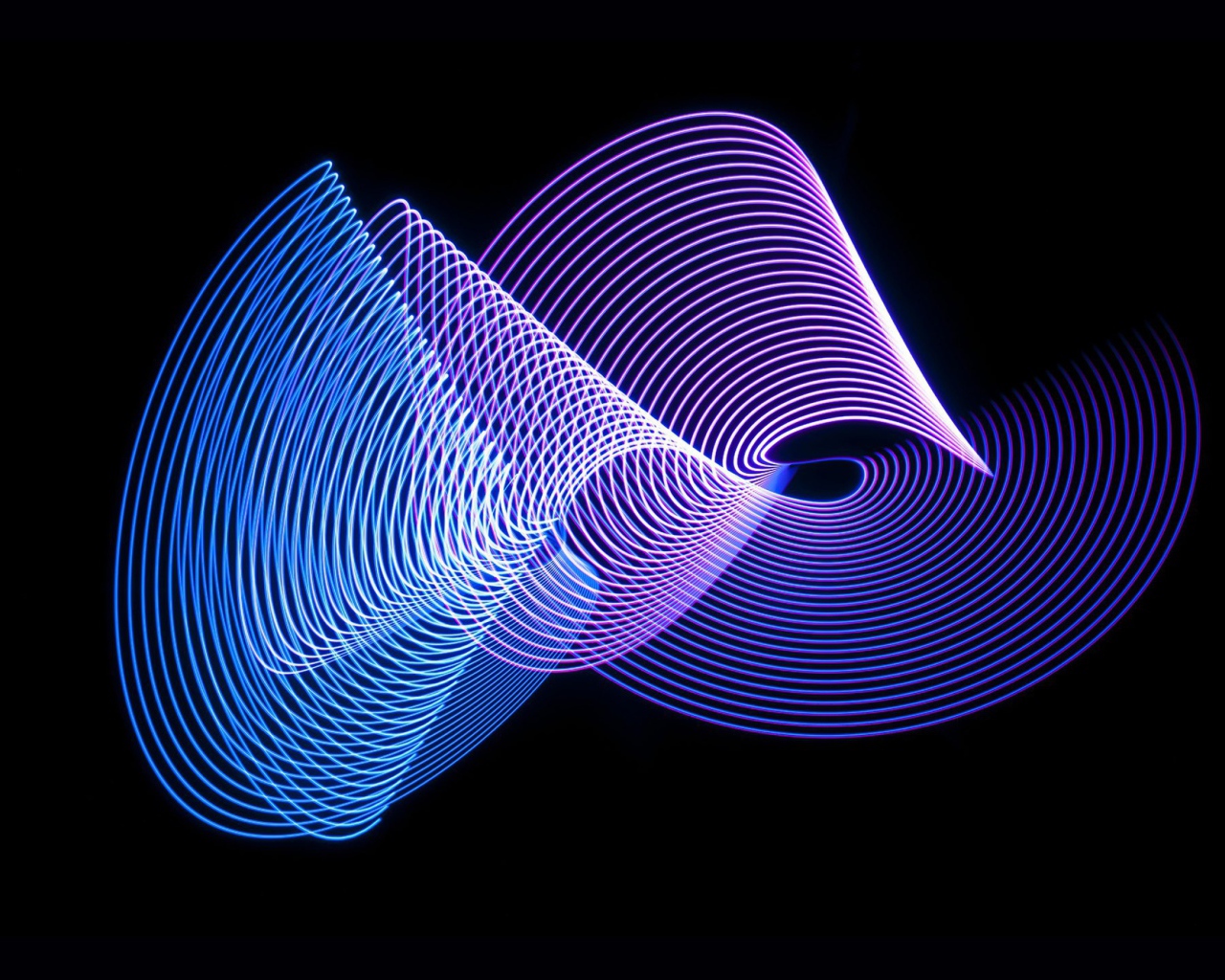 Фиолетовые абстрактные волны на черном фоне