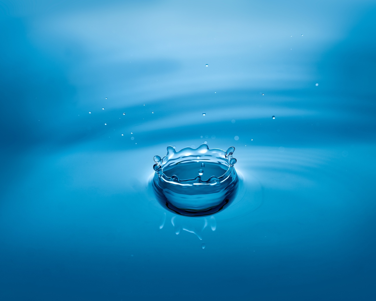 Брызги воды на голубом фоне 3д графика