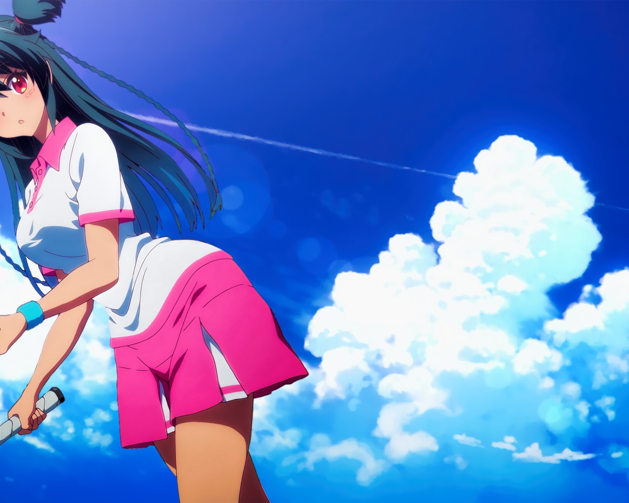 Девушка аниме Руру с ракеткой на фоне неба 