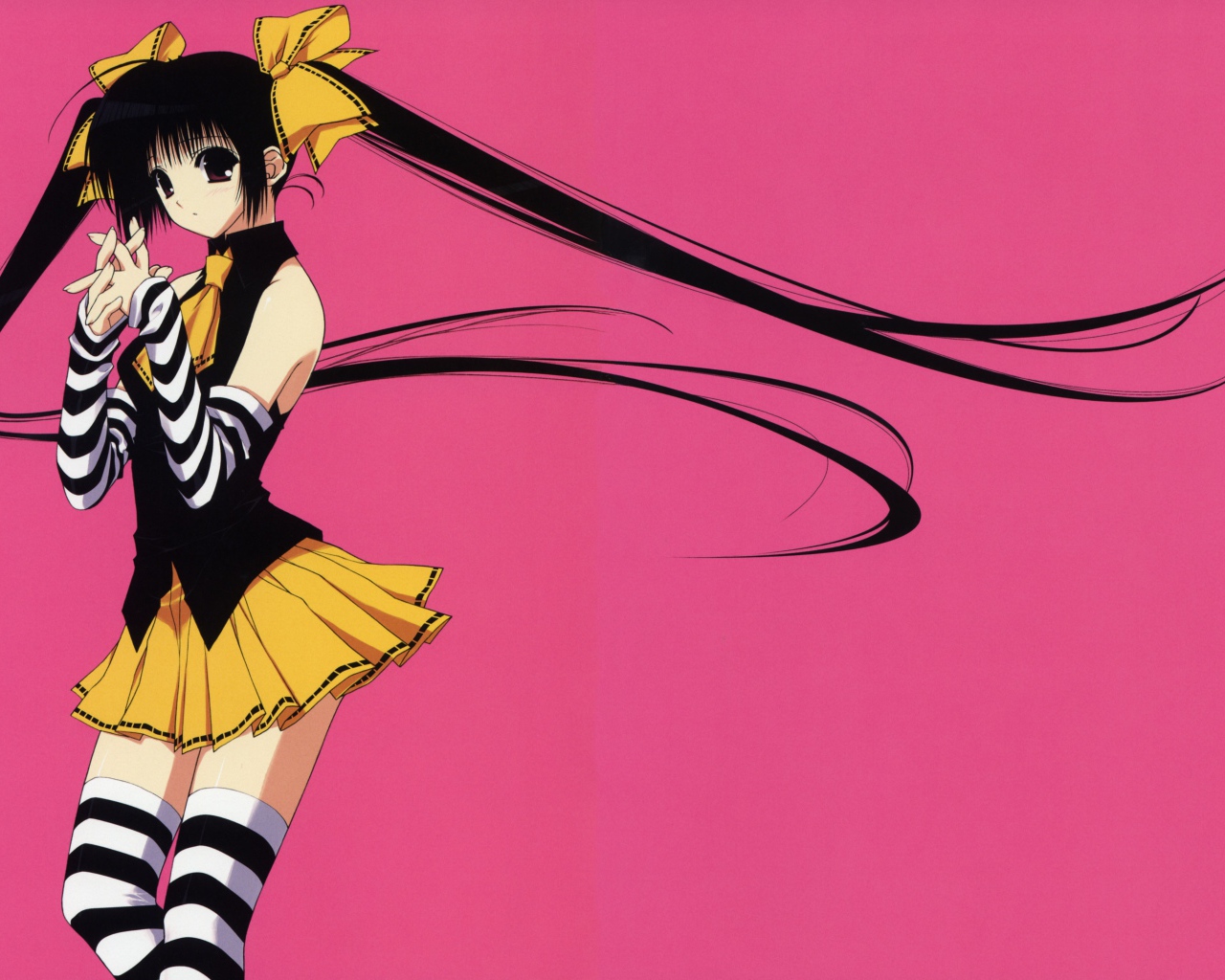 Девушка аниме с длинными черными волосами на розовом фоне