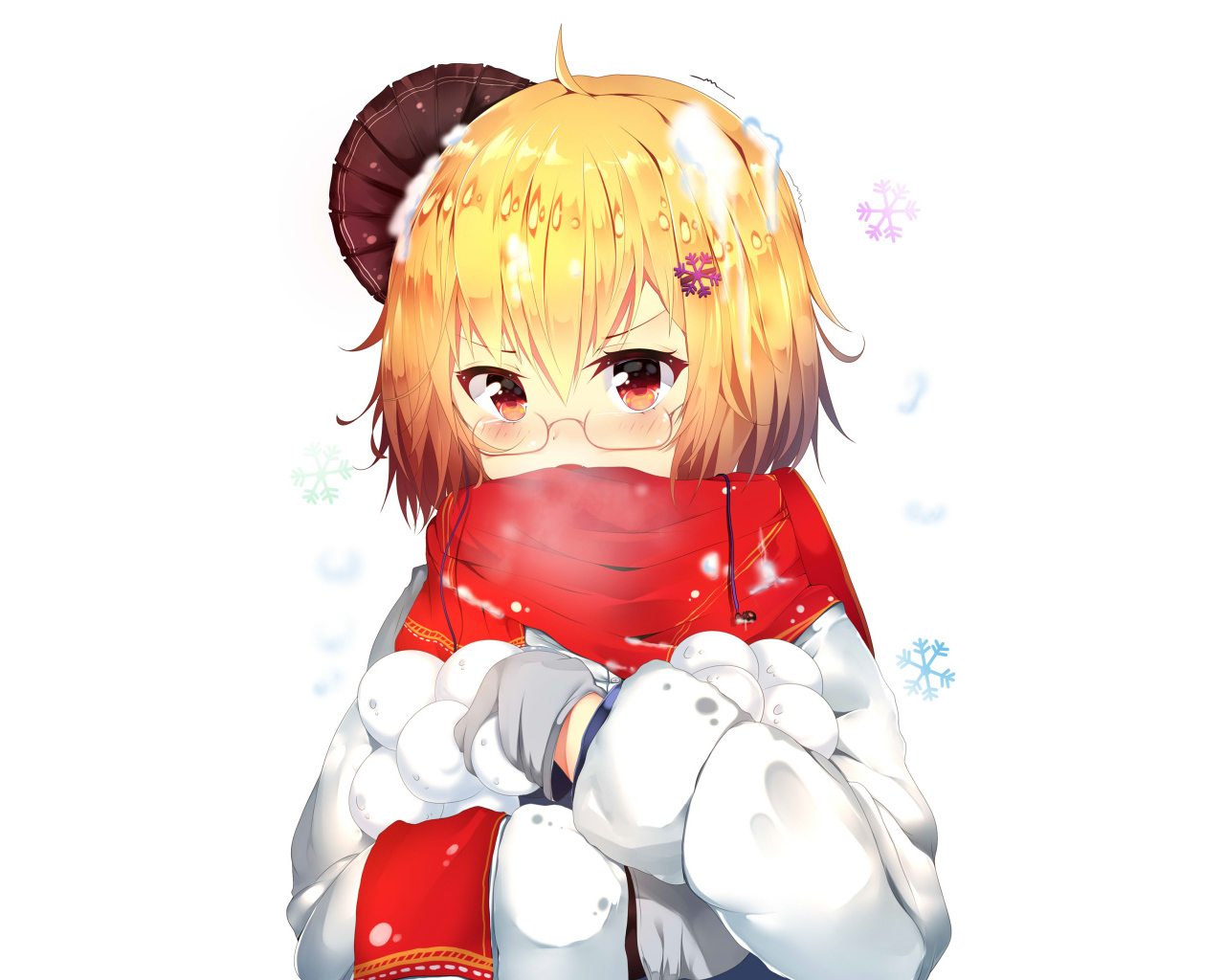 Девушка аниме со снежками в руках на белом фоне