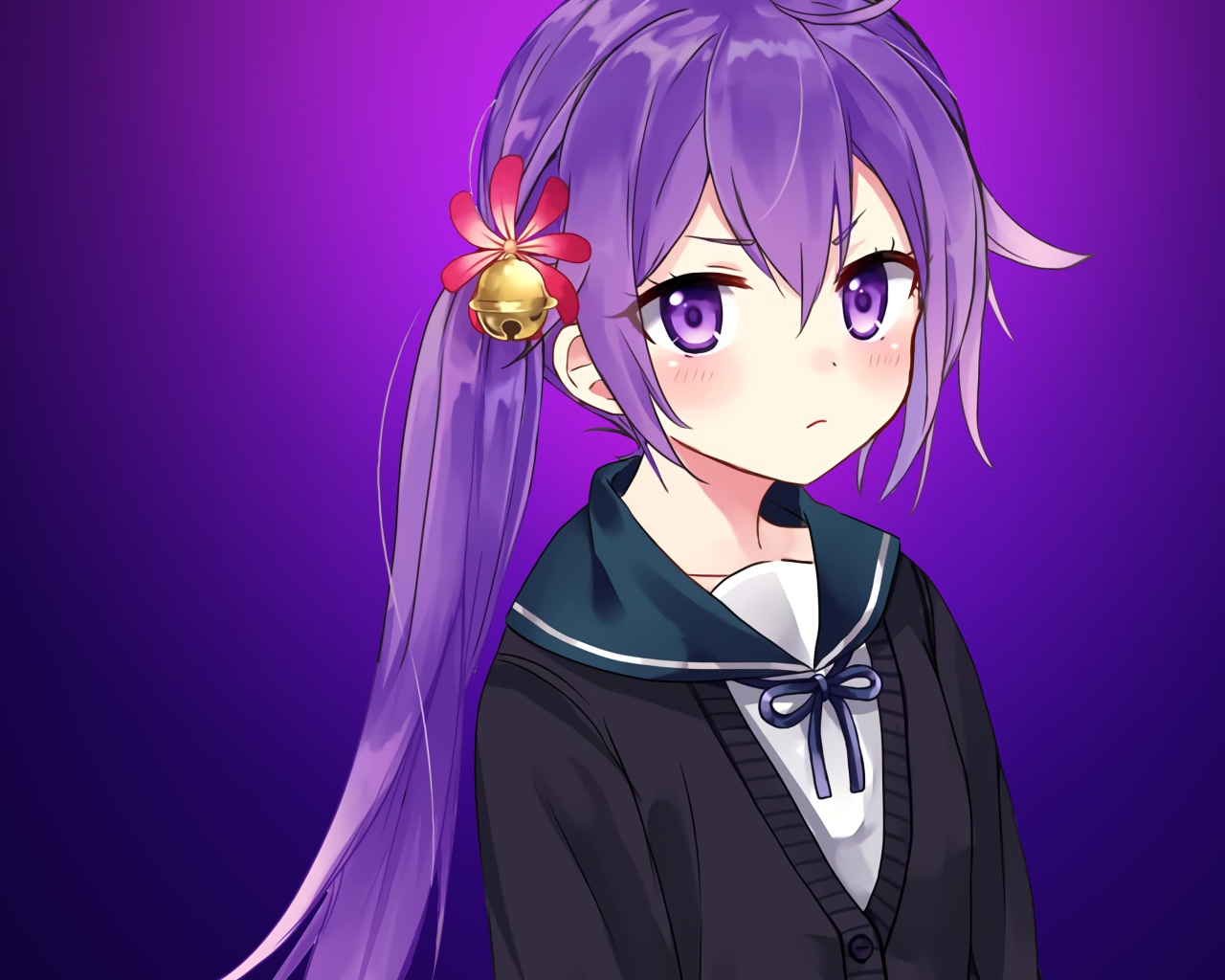 Девушка аниме с фиолетовыми волосами 