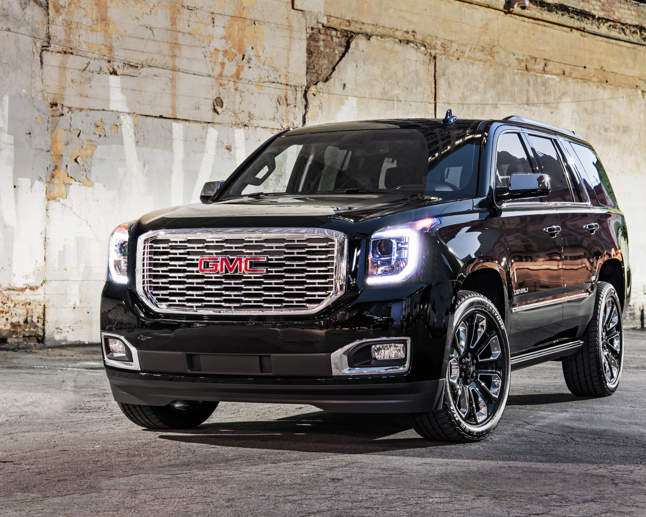 Большой внедорожник GMC Yukon Denali Ultimate Black, 2018