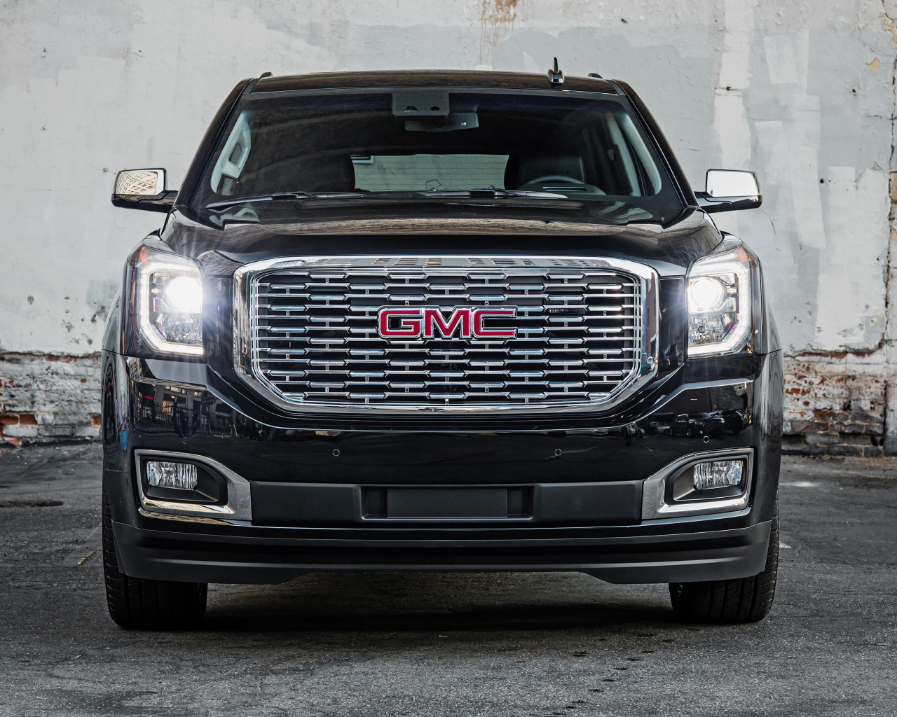 Черный автомобиль GMC Yukon Denali Ultimate, 2018 вид спереди