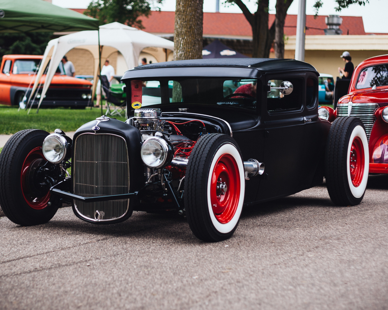 Черный ретро автомобиль  Хот-Род