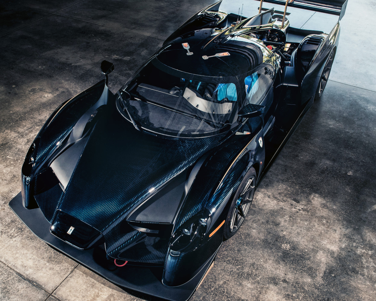 Черный спортивный автомобиль SCG 003CS Supercar