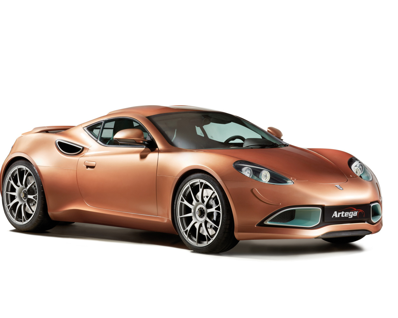 Коричневый автомобиль Artega Scalo на белом фоне 