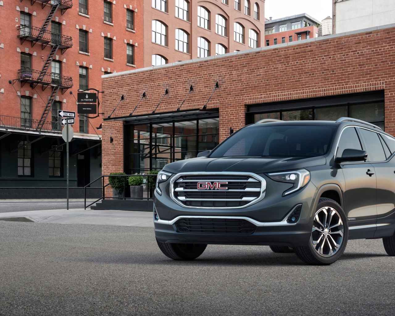Серый внедорожник GMC Terrain на фоне здания