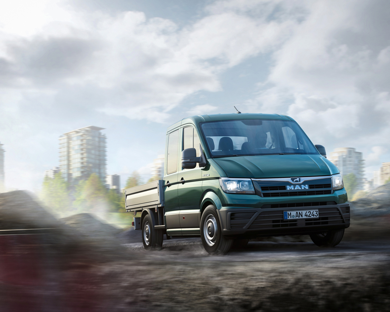 Зеленый пикап MAN TGE 3.140 Crew Cab, 2017 