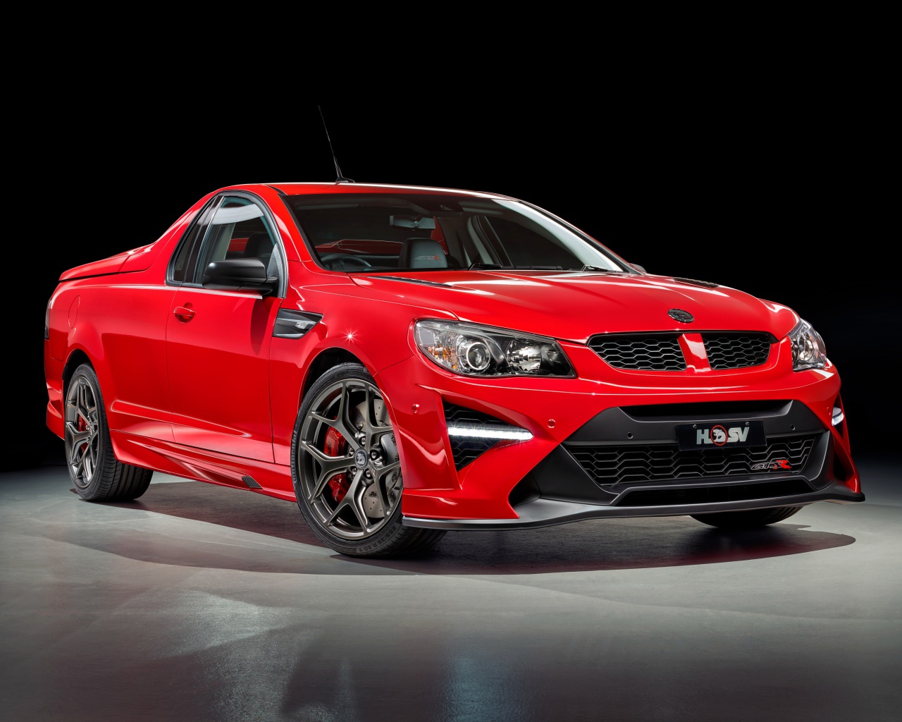 Красный HSV GTSR Maloo, 2017 на черном фоне 
