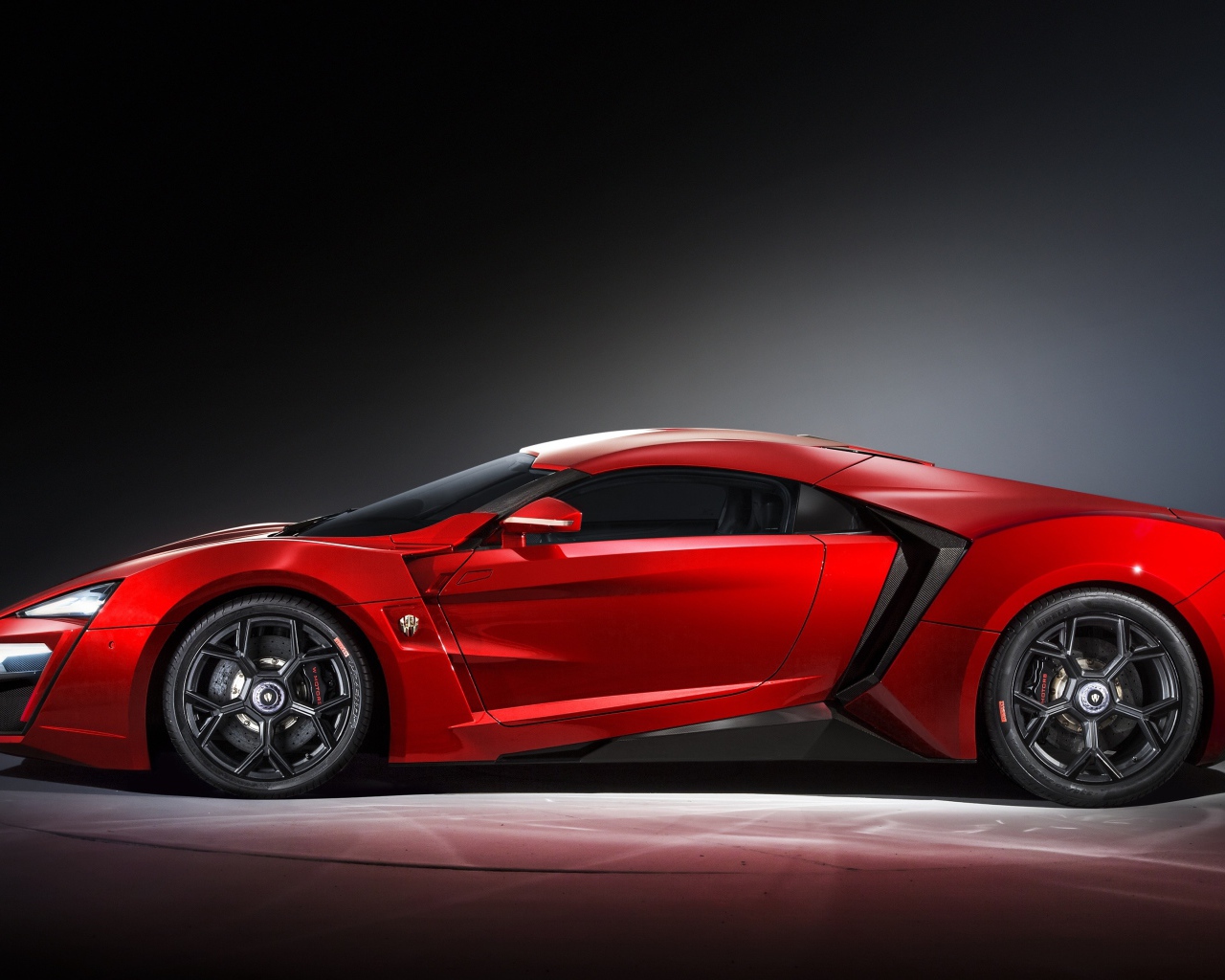 Красный спортивный автомобиль Lykan Hypersport 