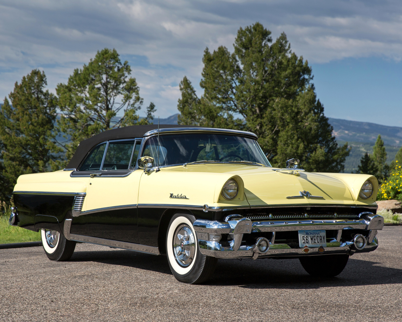Ретро автомобиль Mercury Montclair Convertible 1956 года