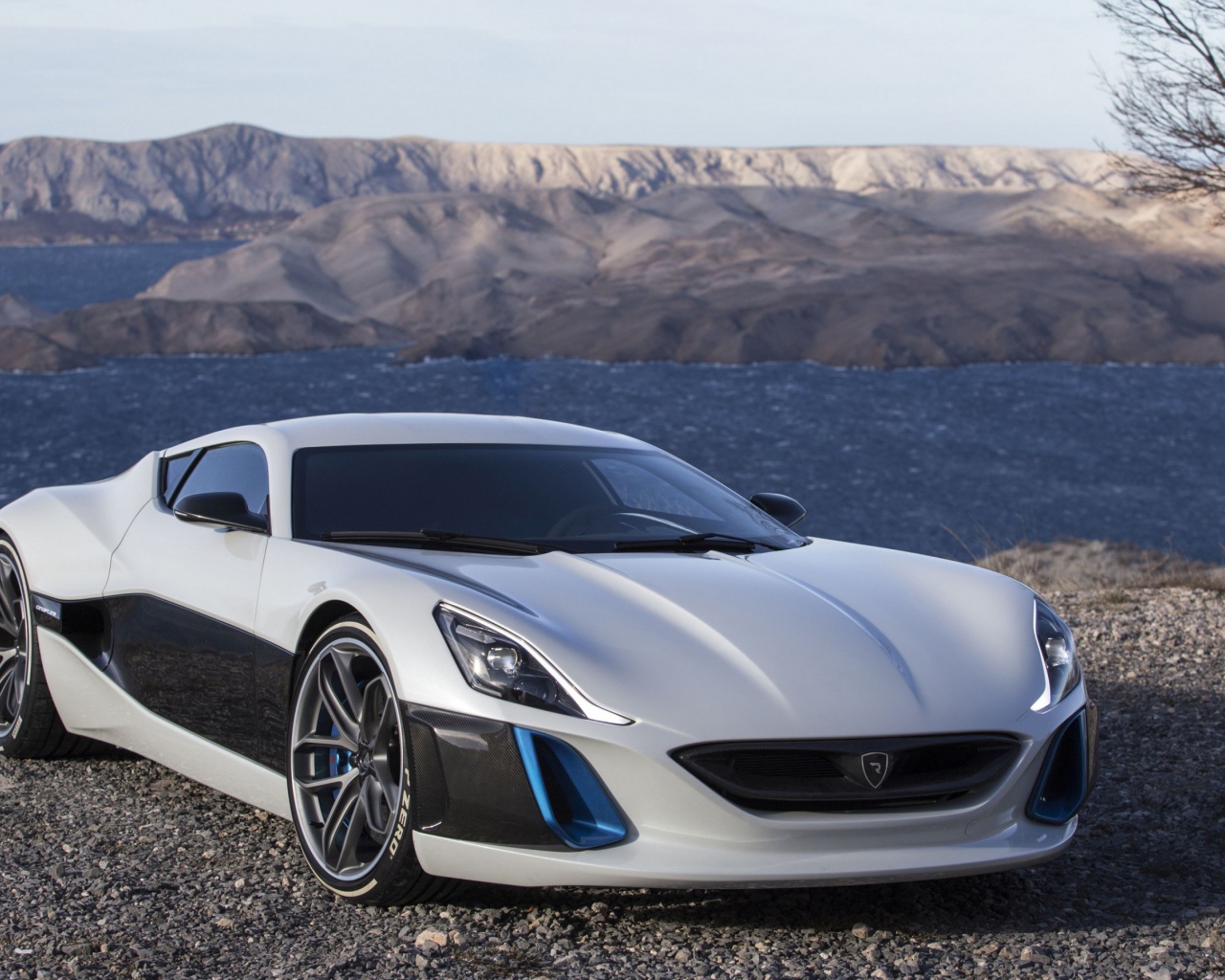 Спорткар  Rimac Concept One на фоне гор 