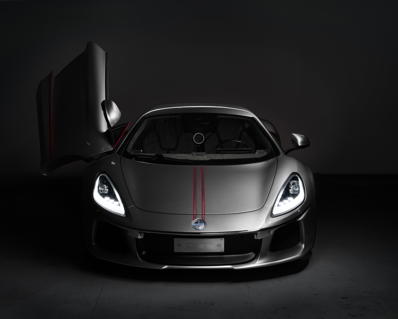 Серебристый автомобиль ATS GT, 2018 с открытой дверью