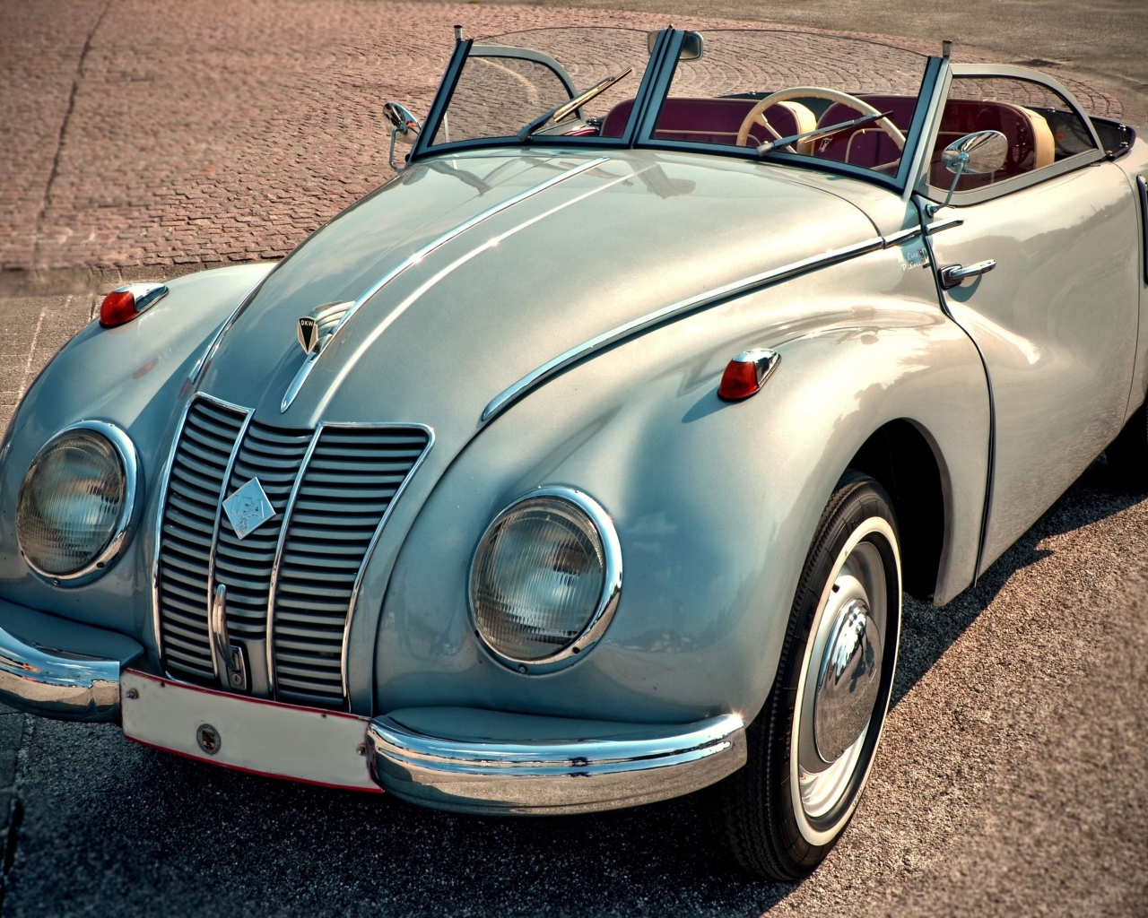 Серебристый ретро автомобиль IFA F9