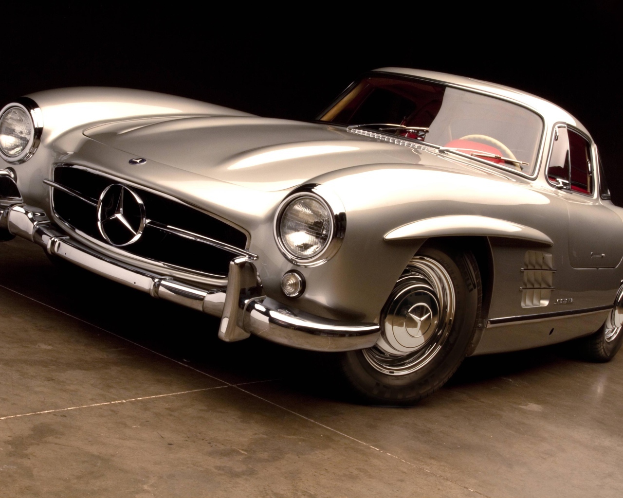 Серебристый ретро автомобиль Mercedes Benz 300 SL