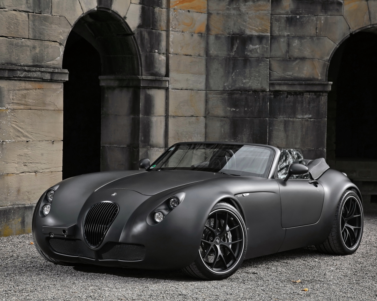 Стильный серебристый автомобиль Wiesmann GT MF5 