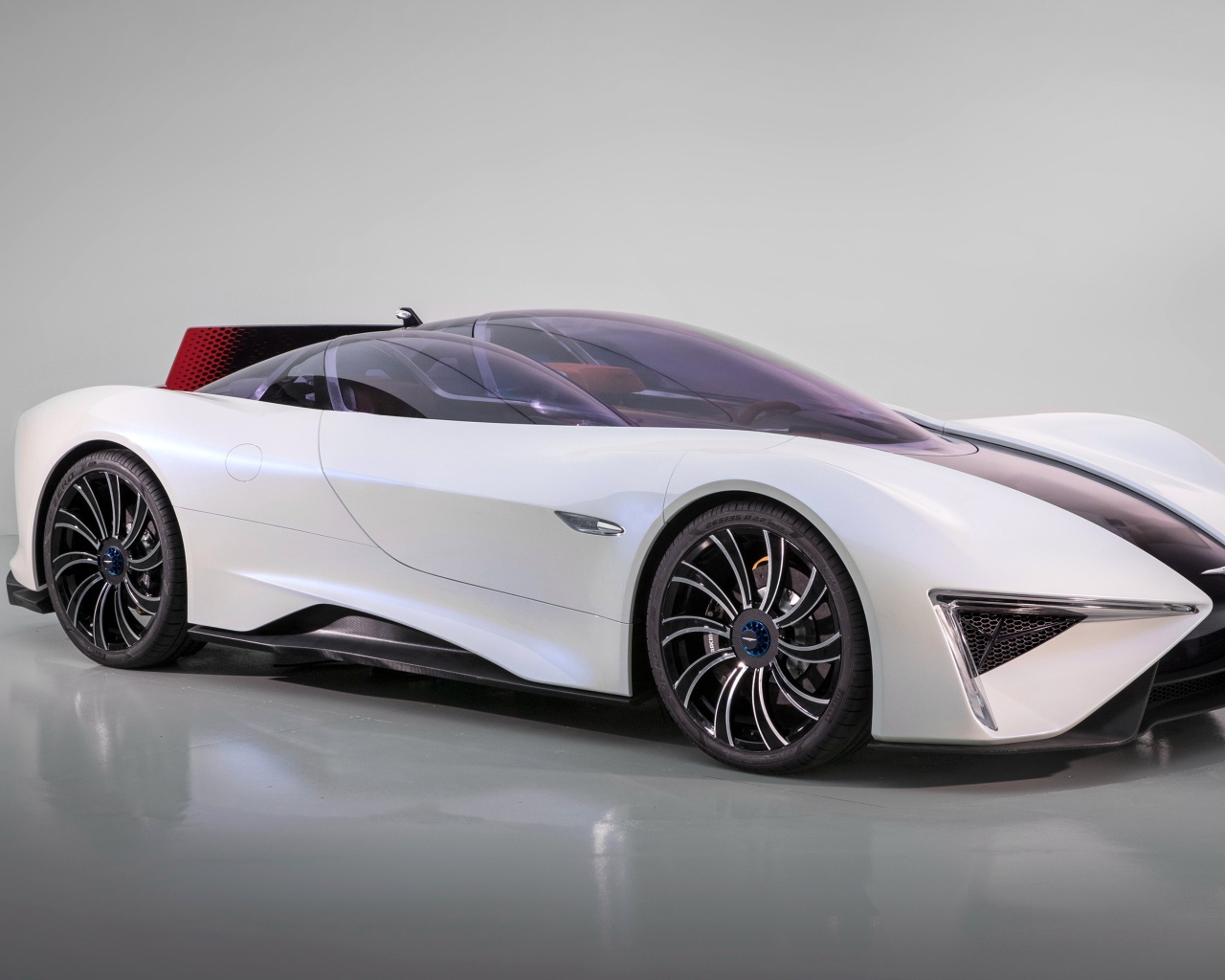 Стильный белый автомобиль Techrules Ren Supercar, 2017 