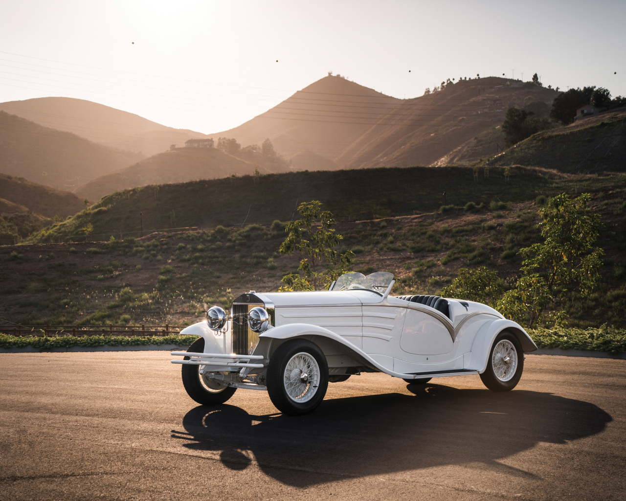 Стильный белый ретро автомобиль Isotta Fraschini Tipo 8A Spyder Flying Star Touring, 1931 года