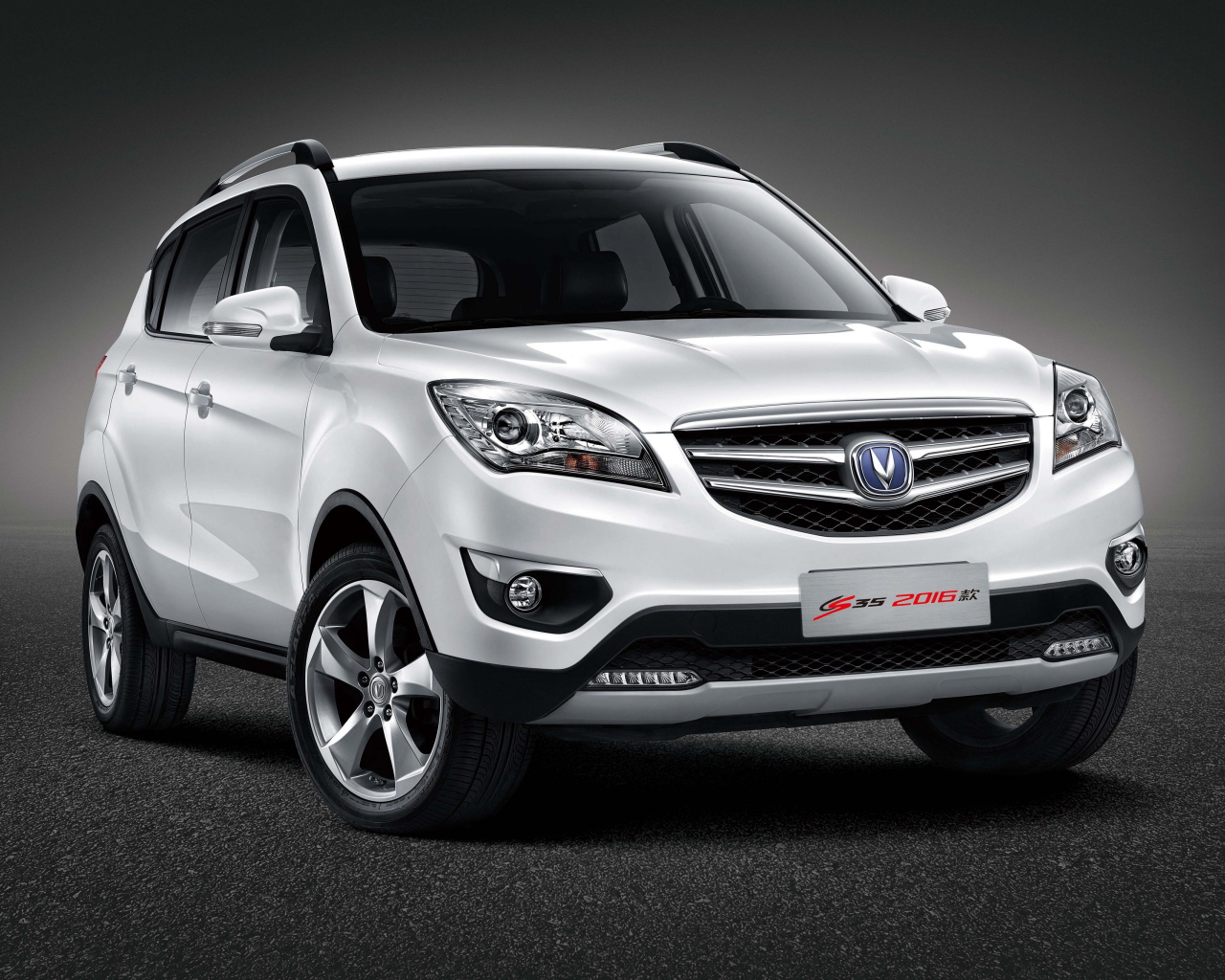 Белый китайский автомобиль Changan CS35