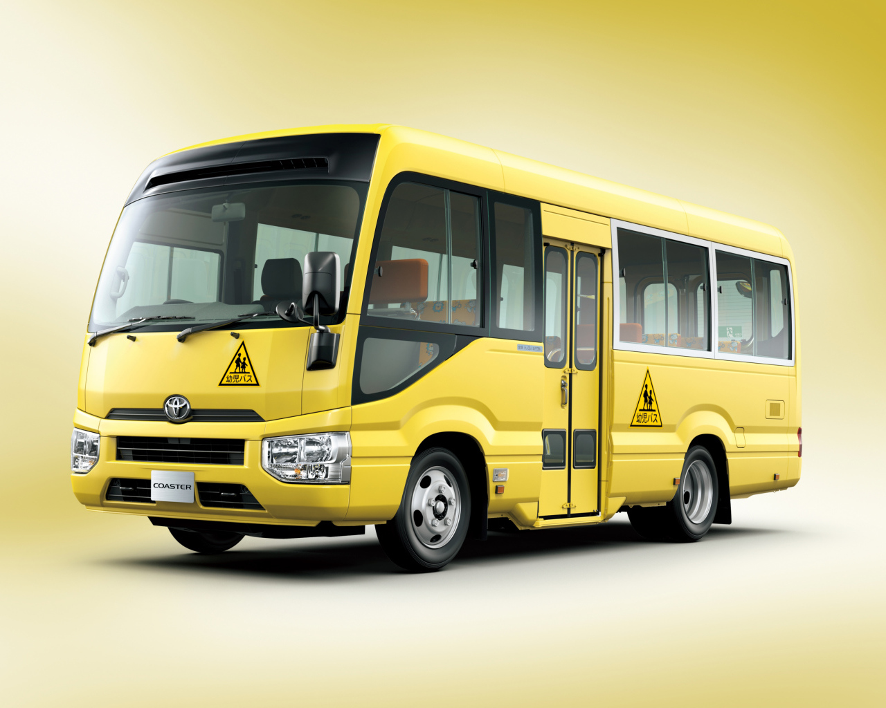 Желтый школьный автобус Toyota Coaster, 2017