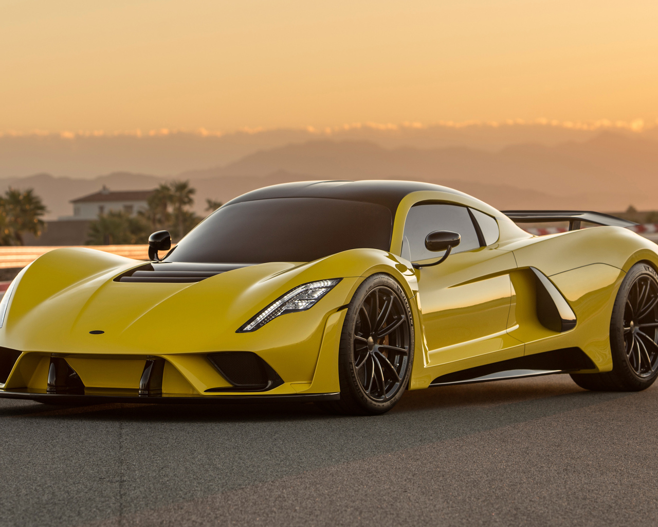 Желтый спортивный автомобиль Hennessey Venom F5, 2019