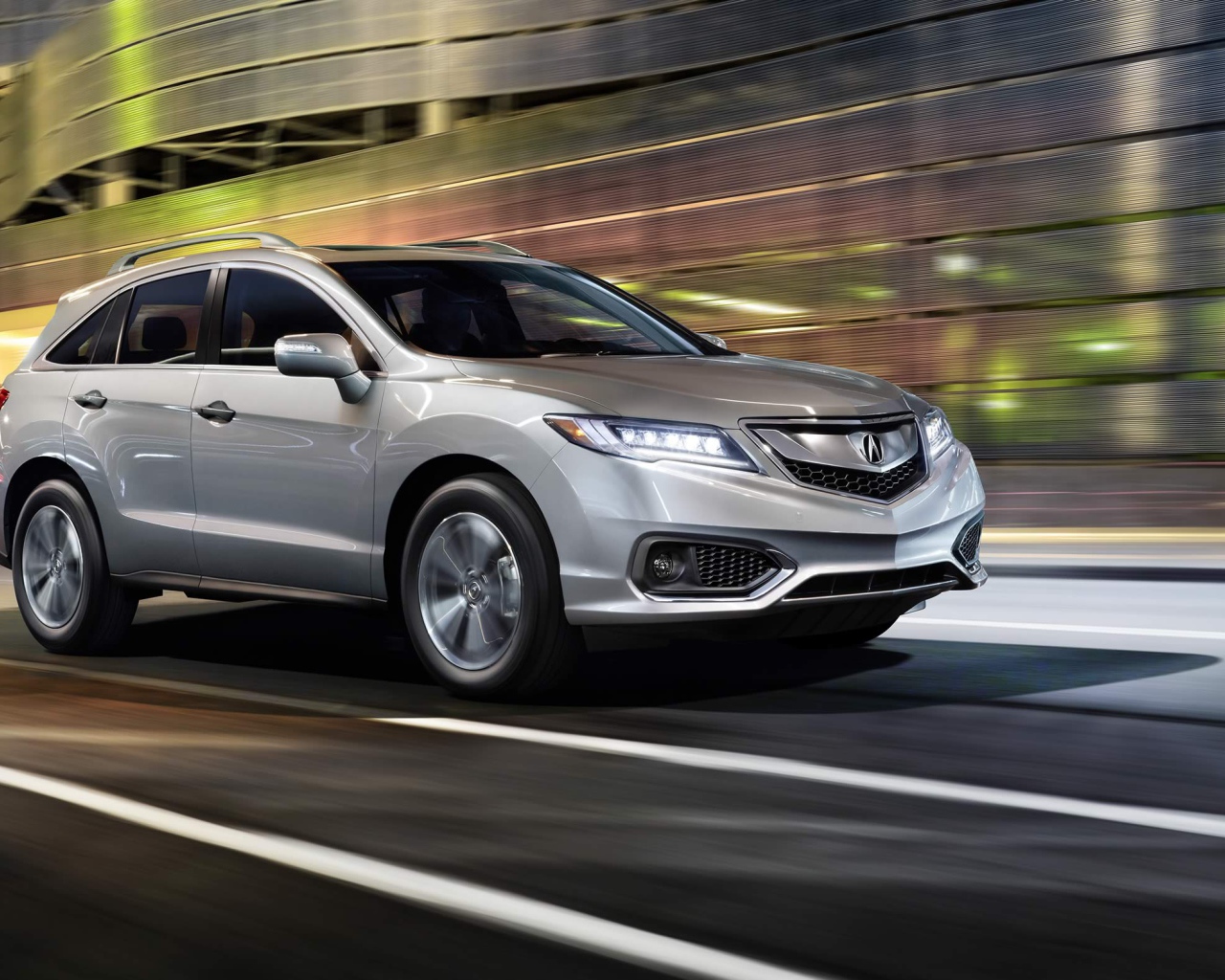 Серебристый внедорожник Acura RDX, 2018 на скорости