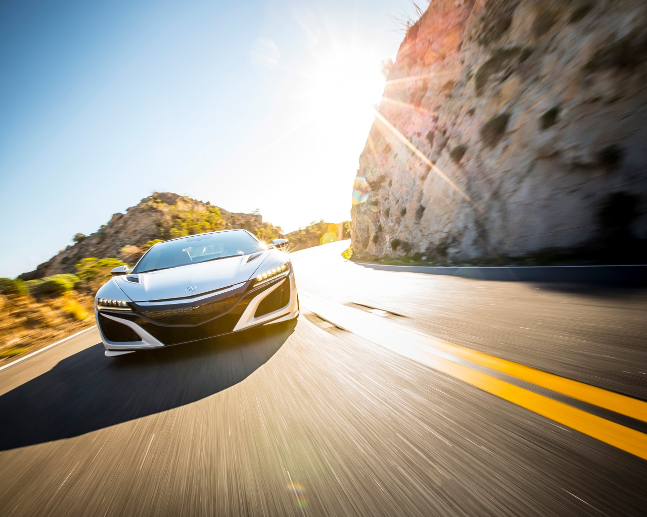 Спортивный автомобиль Acura NSX, 2017  на трассе под солнцем